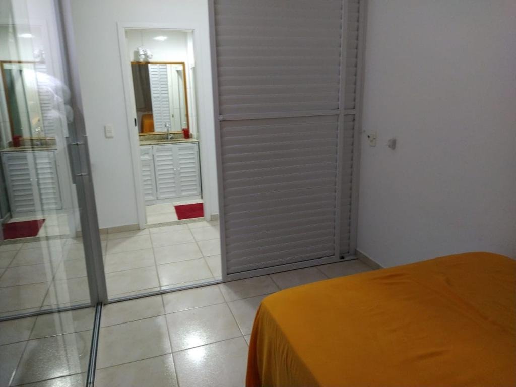 Quarto com Cama Casal, e Banheiro.