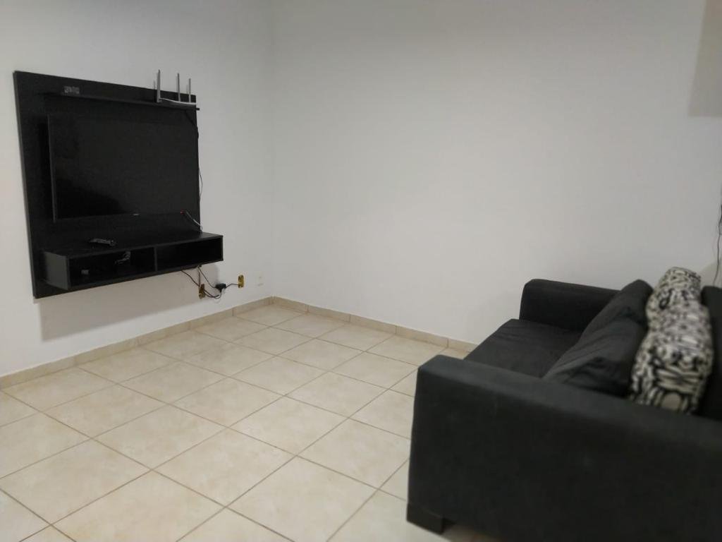 Sala temos Sofa e Televisao