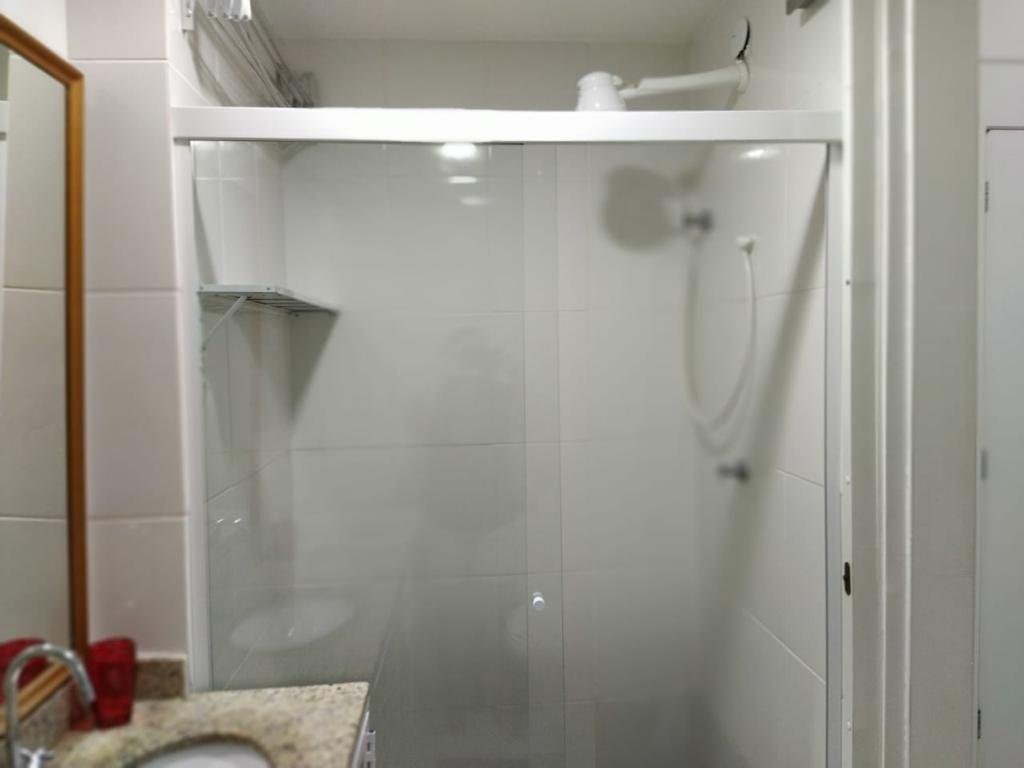 Banheiro com Box e Chuveiro
